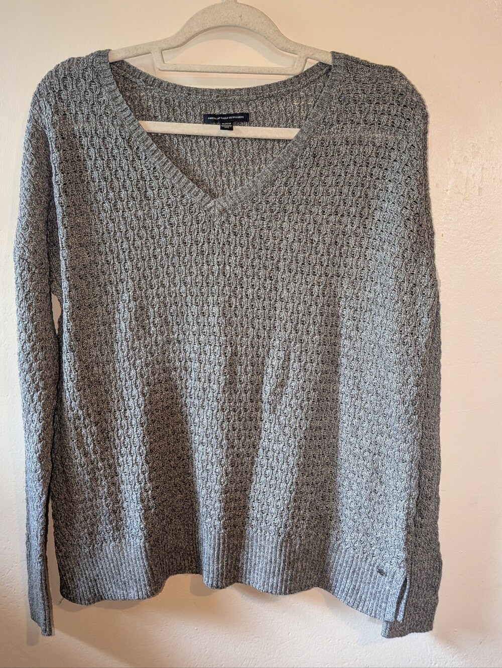 American Eagle Outfitters Gray V-Neck Waffle Knit Sweater Size M